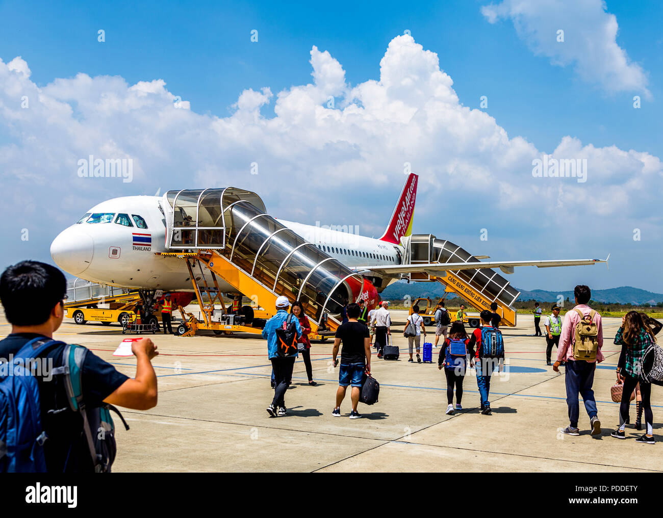 Un Vietjet caricamento in dall'Aeroporto di Dalat con passeggeri a piedi per il piano. Editoriale, Marzo 2, 2018 i passeggeri a piedi. Foto Stock