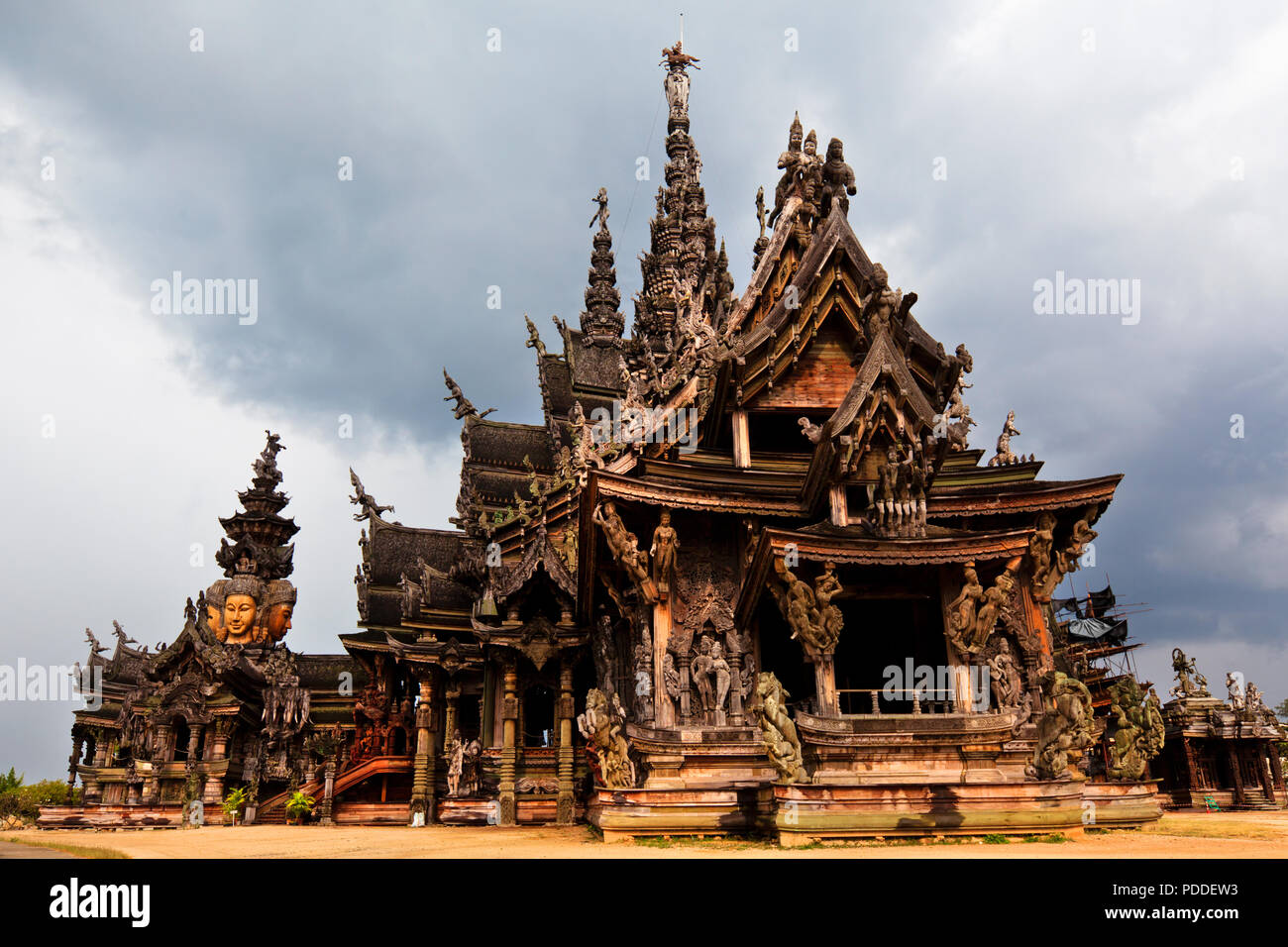Vista del più grande tempio di legno Santuario della Verità situato a nord della città di Pattaya, Thailandia Foto Stock
