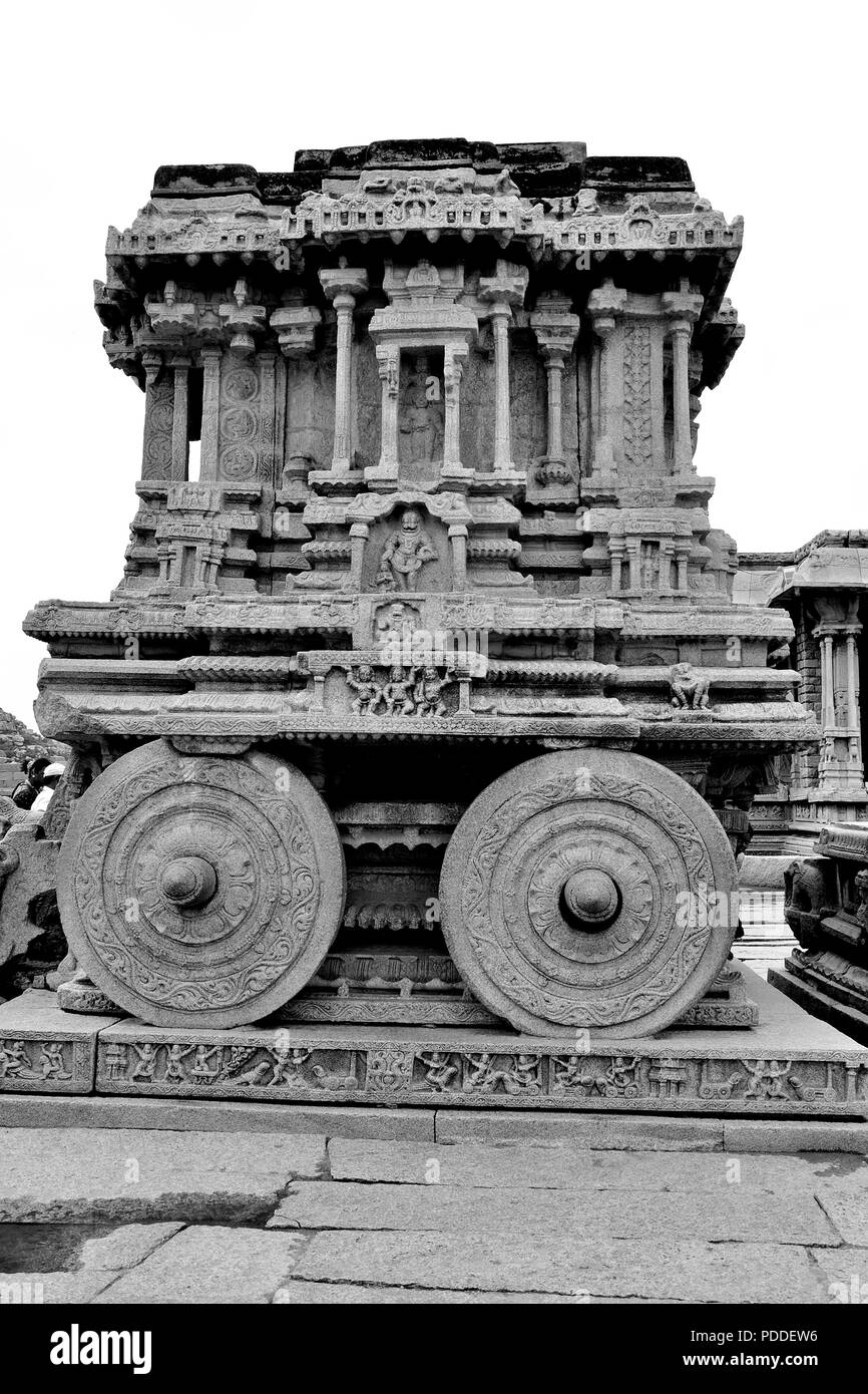 Splendidamente scolpito carro, fatta di una pietra, Vitthala tempio complesso, Hampi, Karnataka, India Foto Stock