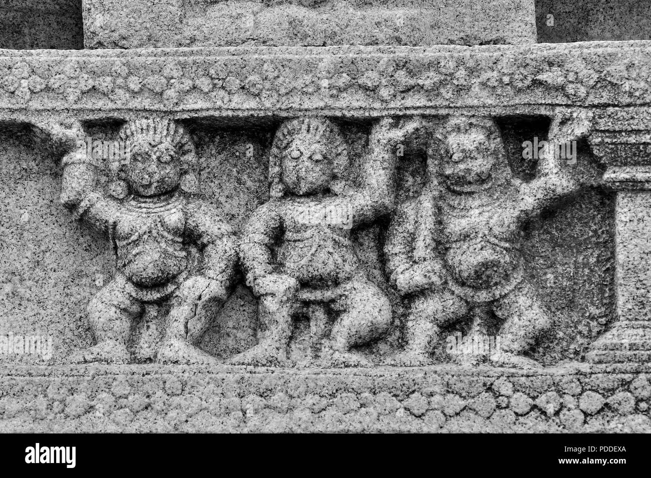 Splendidamente idoli scolpiti sulla pietra carro, Vitthala tempio complesso, Hampi, Karnataka, India Foto Stock