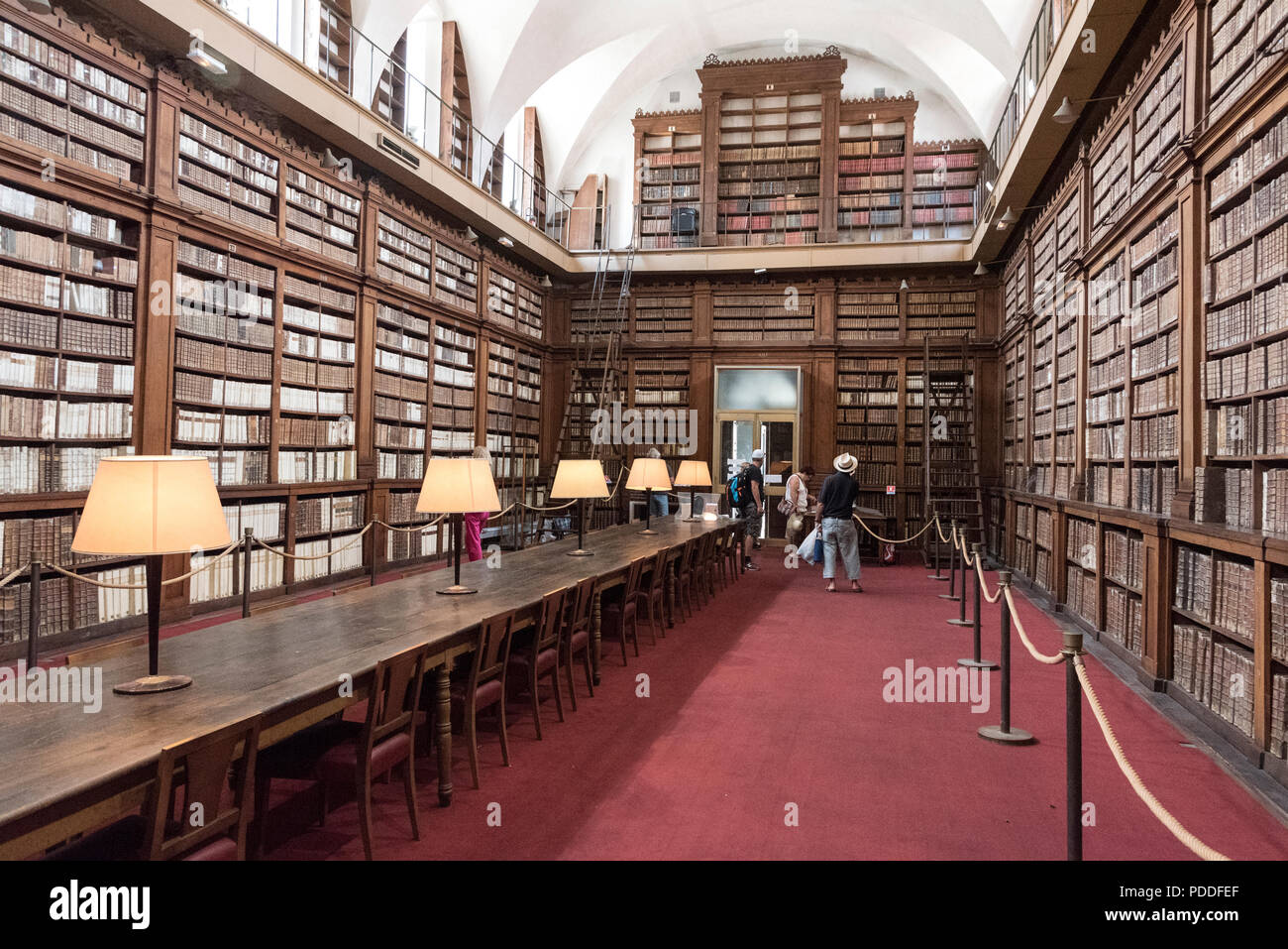 La Bibliotheque municipale (la biblioteca comunale di Ajaccio) è stato creato nel 1801 da Luciano Bonaparte, fratello di Napoleone Bonaparte su Rue Caridinal Foto Stock