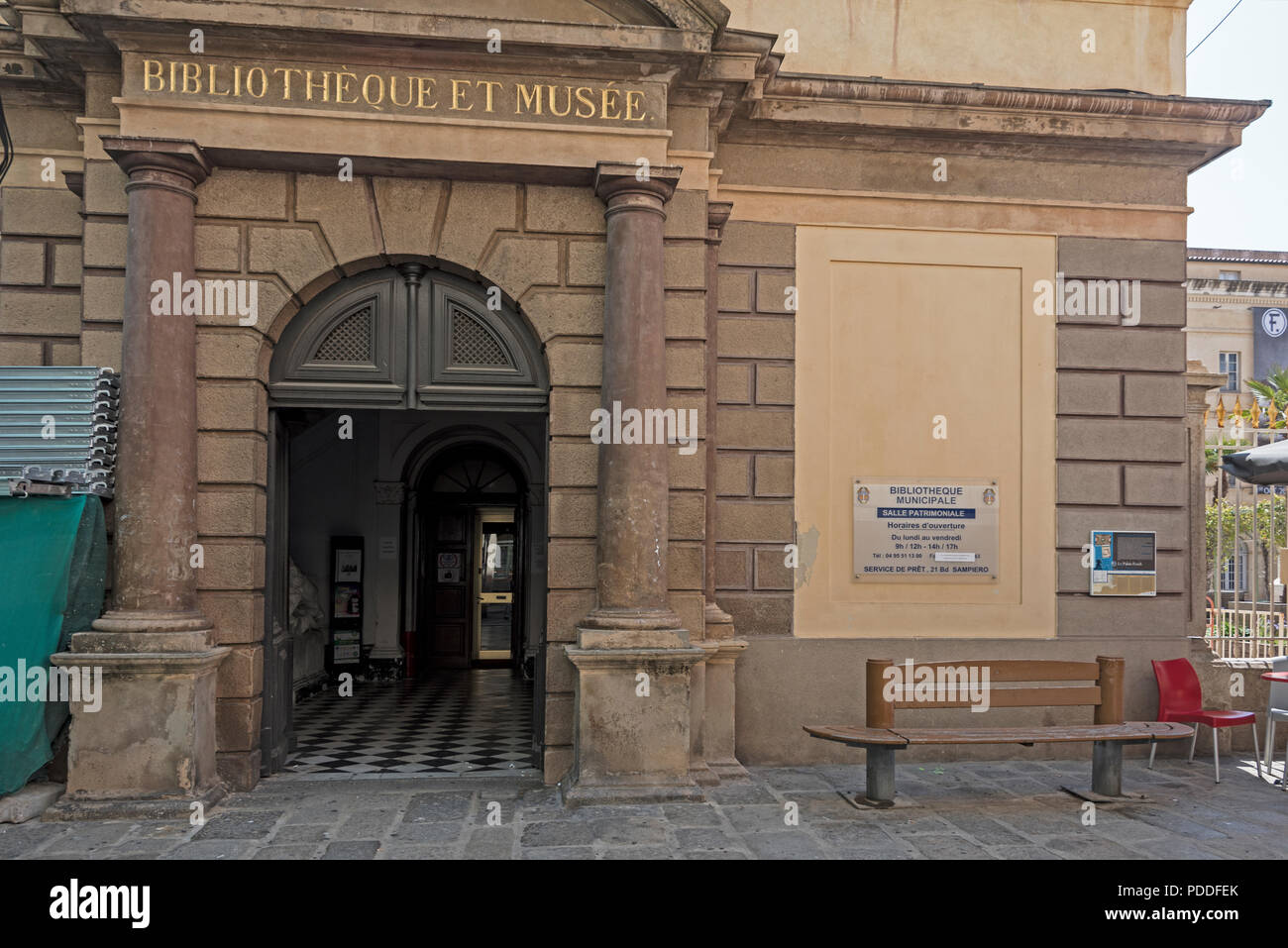 L'entrata principale per la Bibliotheque municipale (la biblioteca comunale di Ajaccio) è stato creato nel 1801 da Luciano Bonaparte, fratello di Napoleone Bonaparte Foto Stock