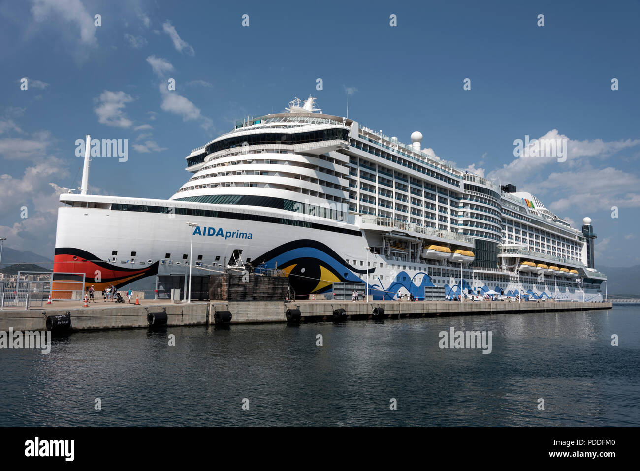 L'AIDA prima nave da crociera costruita da Mitsubishi Heavy Industries (MHI)in Giappone per il tedesco operatore crocieristico AIDA Cruises nel dock a Ajaccio porto in un Foto Stock