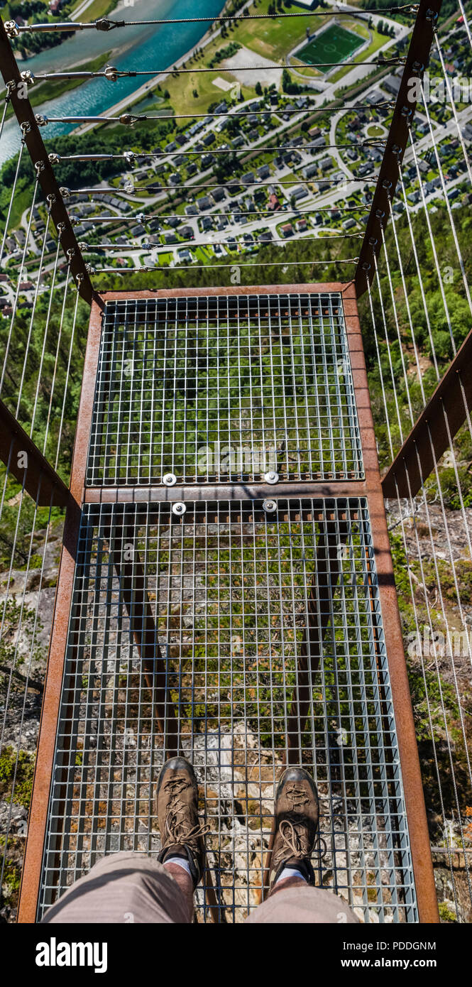 Passerella Romsdalstrappa affacciato Andalsnes, Norvegia. Foto Stock