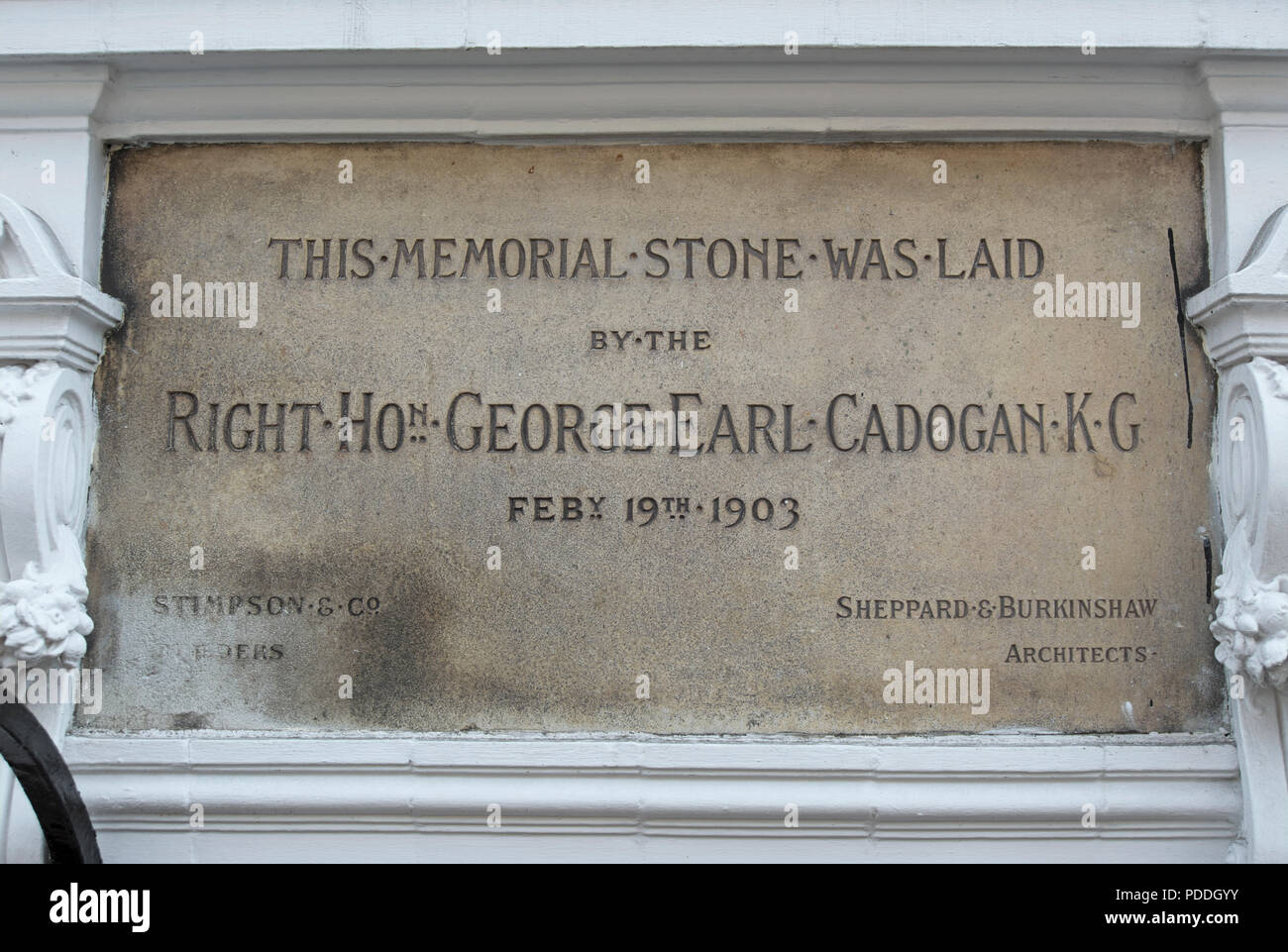 Il 1903 monumento di pietra di cui da George earl cadogan segnando l'apertura di un edificio a 1 chelsea manor street, a Chelsea, Londra, Inghilterra Foto Stock