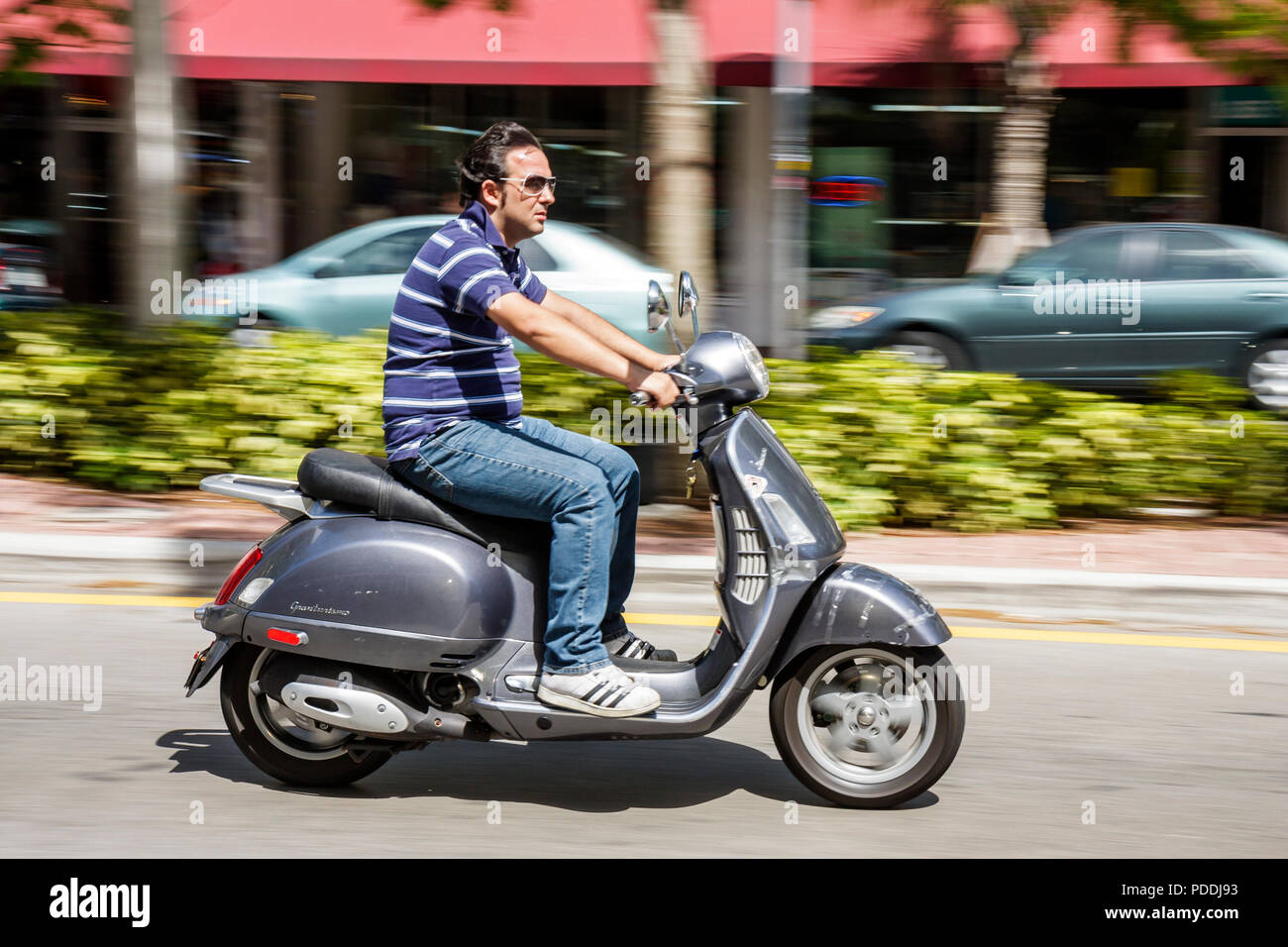 Miami Beach Florida,Washington Avenue,adulti uomo uomo uomo uomo uomini, scooter a motore, trasporto alternativo, senza casco, non sicuro, sicurezza, due 2 W. Foto Stock