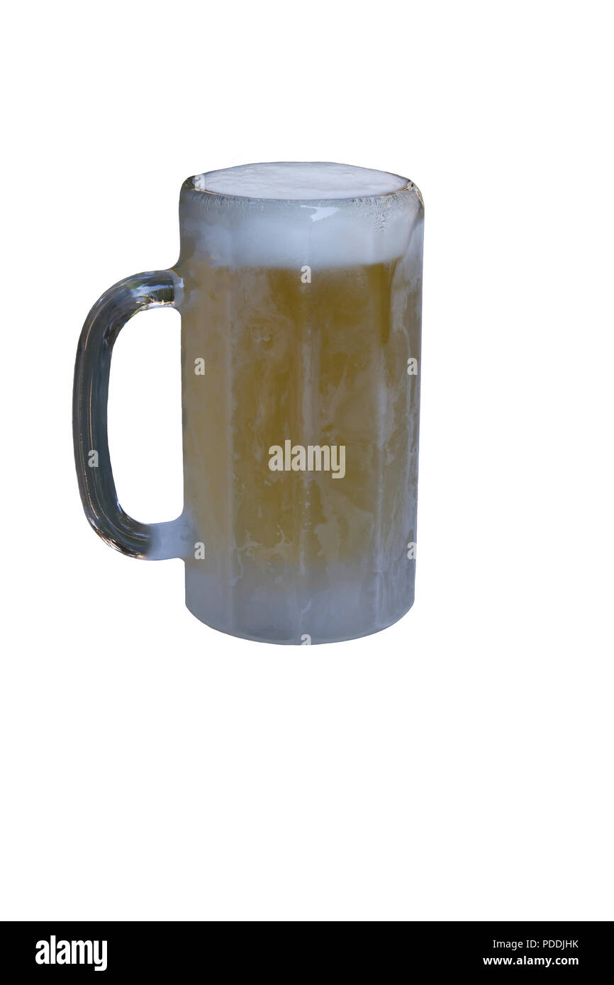 Un pupazzo di neve con la tazza di birra su sfondo bianco Foto Stock