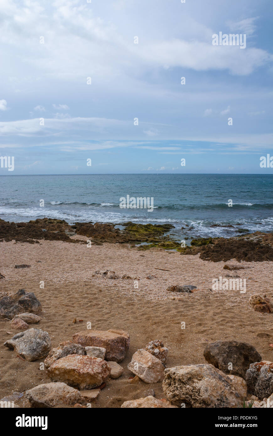 Una vista dell'Oceano Atlantico dalla Punta Borinquen Beach in Aguadilla, Puerto Rico. Foto Stock