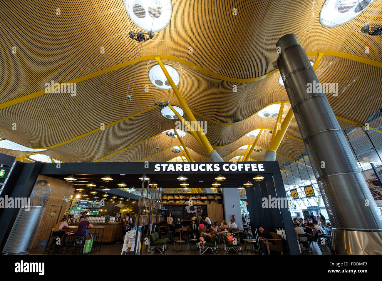 Starbucks Coffee store presso l'aeroporto di Barajas a Madrid, Spagna Foto Stock