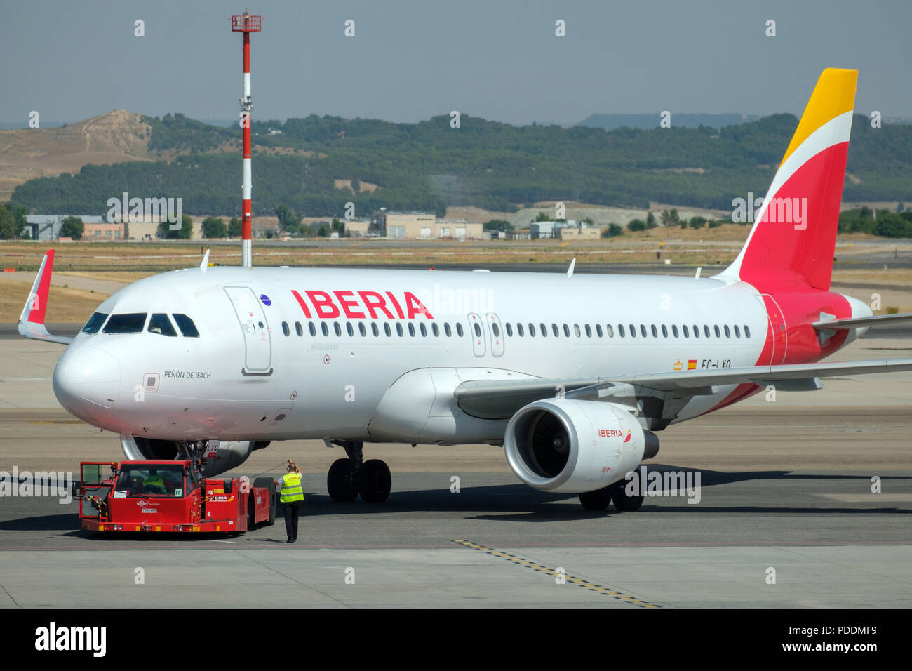 Iberia aeromobile trainato per la pista dell'aeroporto di Barajas a Madrid, Spagna, Europa Foto Stock