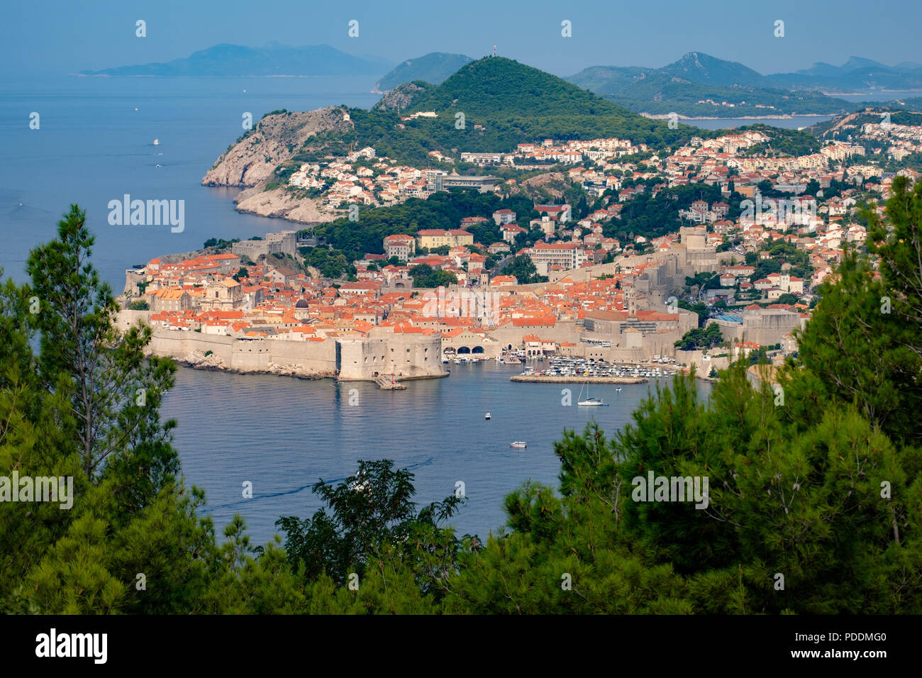Vista in elevazione della città vecchia di Dubrovnik, Croazia, Europa Foto Stock