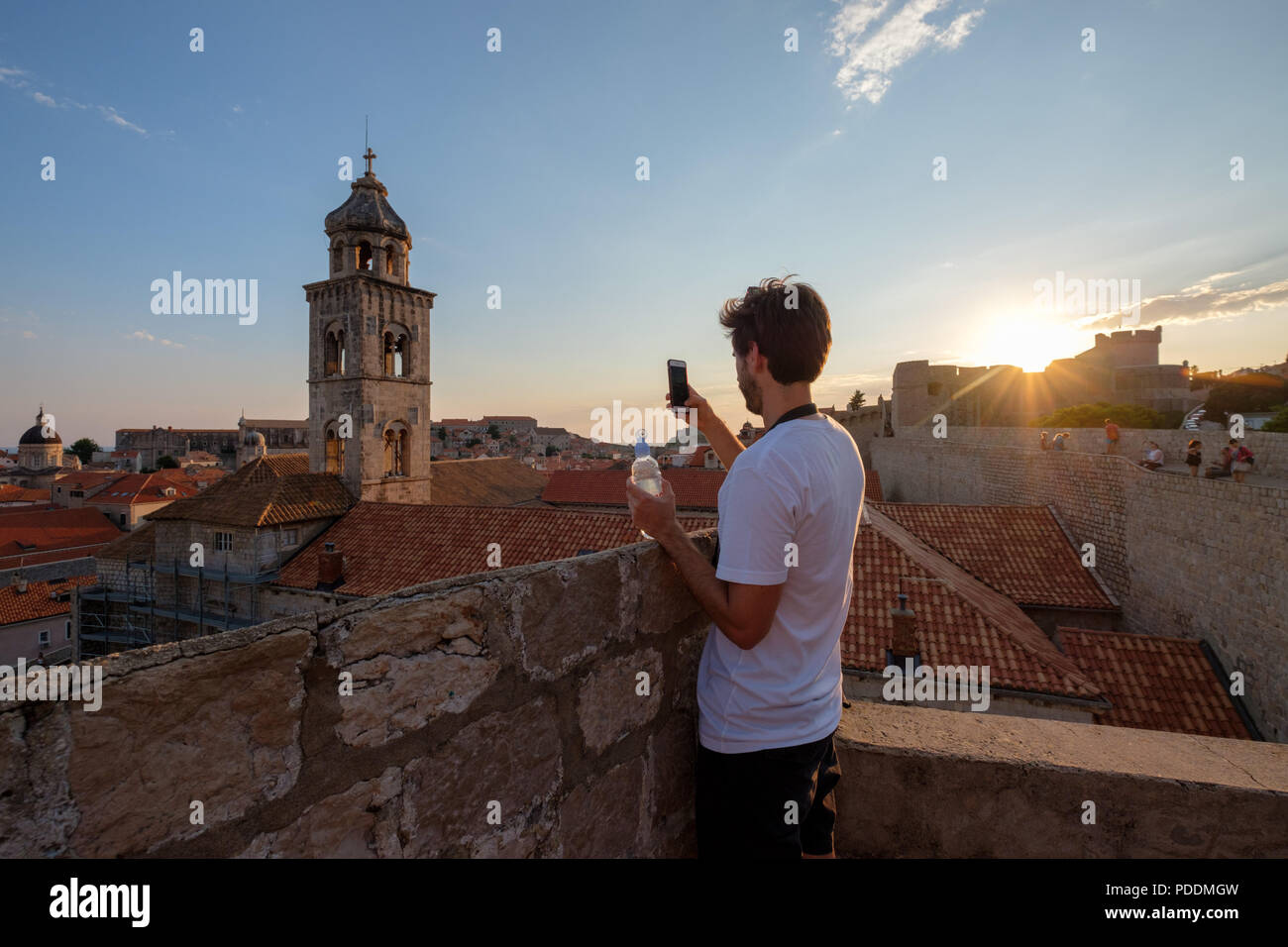 Turistica prendendo le foto della città vecchia di Dubrovnik con il suo smartphone Foto Stock