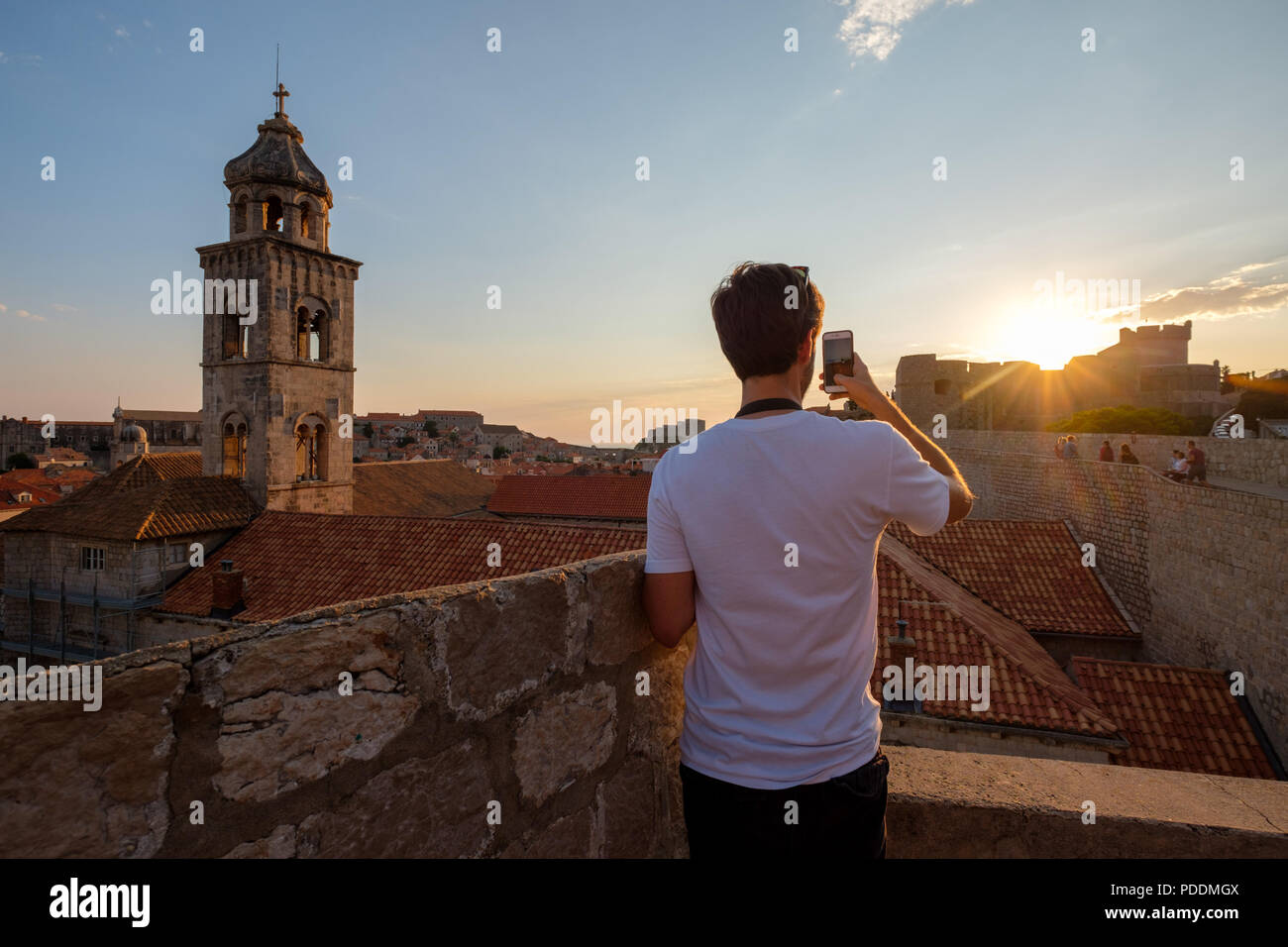 Turistica prendendo le foto della città vecchia di Dubrovnik con il suo smartphone Foto Stock