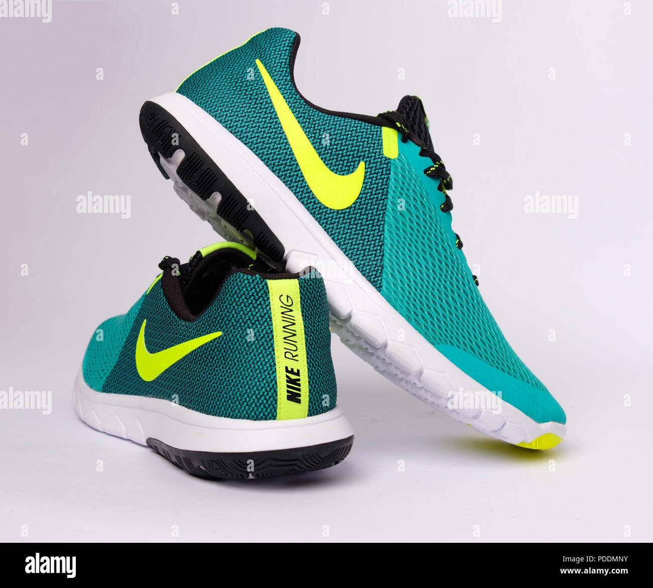 Coppia di verde Nike Flex esperienza RN 5 scarpe running ritagliare isolati su sfondo bianco Foto Stock