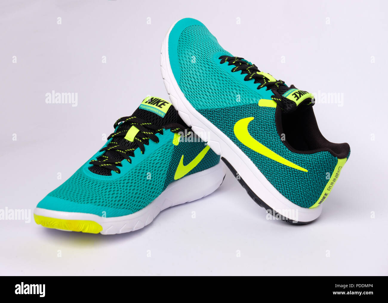 Coppia di verde Nike Flex esperienza RN 5 scarpe running ritagliare isolati su sfondo bianco Foto Stock