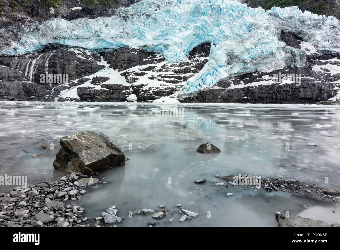 Lunga esposizione della marea crescente alla base del ghiacciaio in cascata in Harriman Fjord centromeridionale in Alaska. Foto Stock