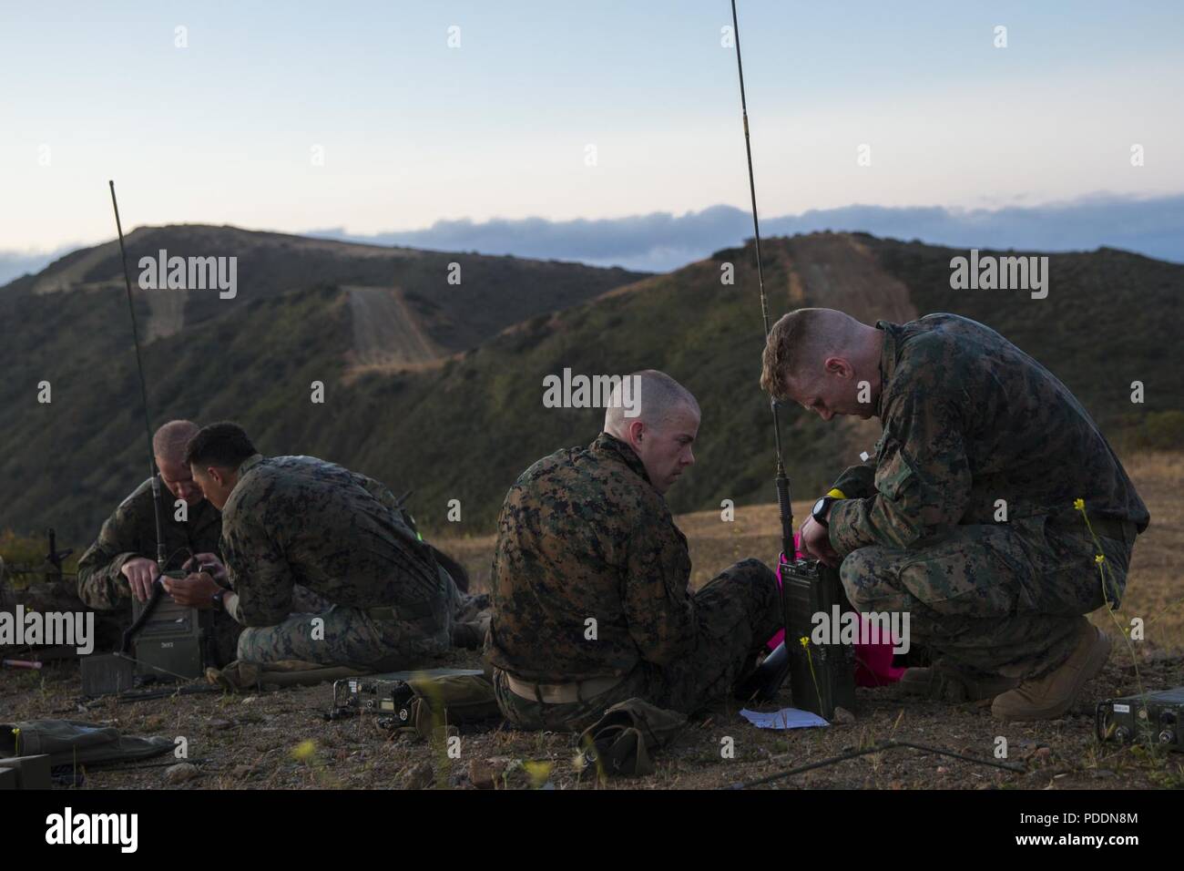 I partecipanti della decima edizione della sfida Recon/sfida la concorrenza Recon azionare un/RPC-117 radio al terzo checkpoint di corso nell'Area 52, Marine Corps base Camp Pendleton, California, 17 maggio 2018. La sfida consisteva di mentalmente e fisicamente impegnativa attività come trekking, nuoto, il funzionamento della radio, percorso ad ostacoli, vittima porta e la precisione di tiro. Foto Stock