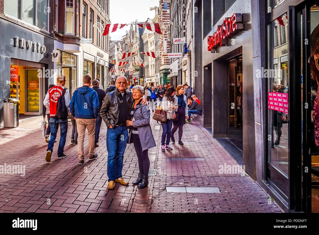 La Kalverstraat occupato, un famoso e turistico strada dello shopping nel centro della città vecchia di Amsterdam su una bella cascata di giorno. Foto Stock