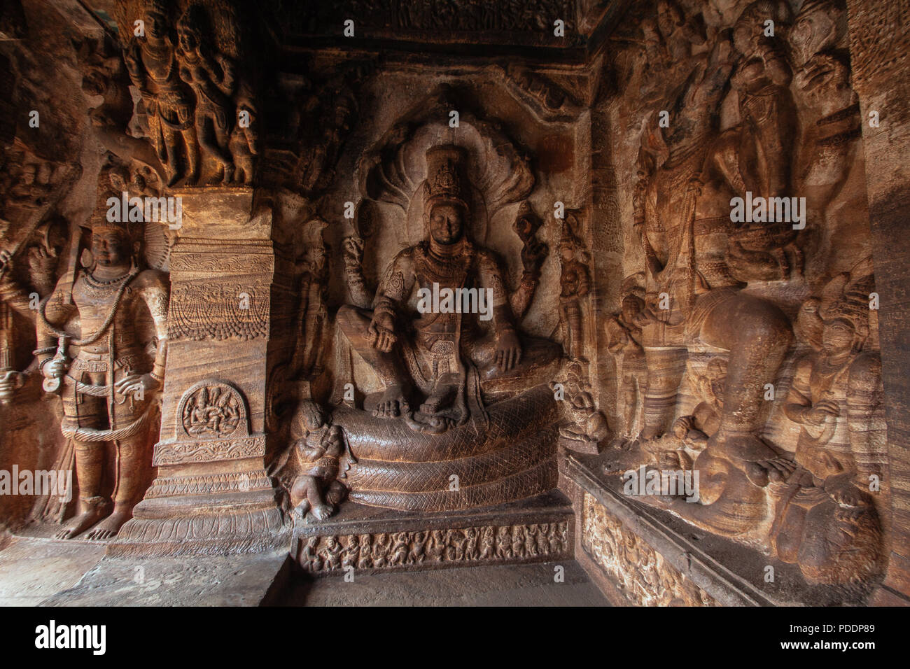 Signore Vishnu su Adishesha a Badami tempio nella grotta 3, Badami, Karnataka. Foto Stock