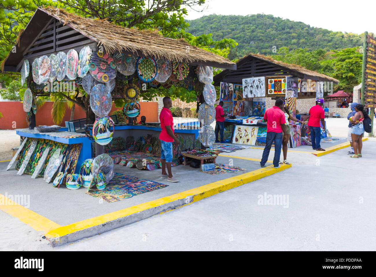 LABADEE HAITI - Maggio 01, 2018: artigianali souvenir haitiani giornata di sole sulla spiaggia di Isola Labadee ad Haiti Foto Stock