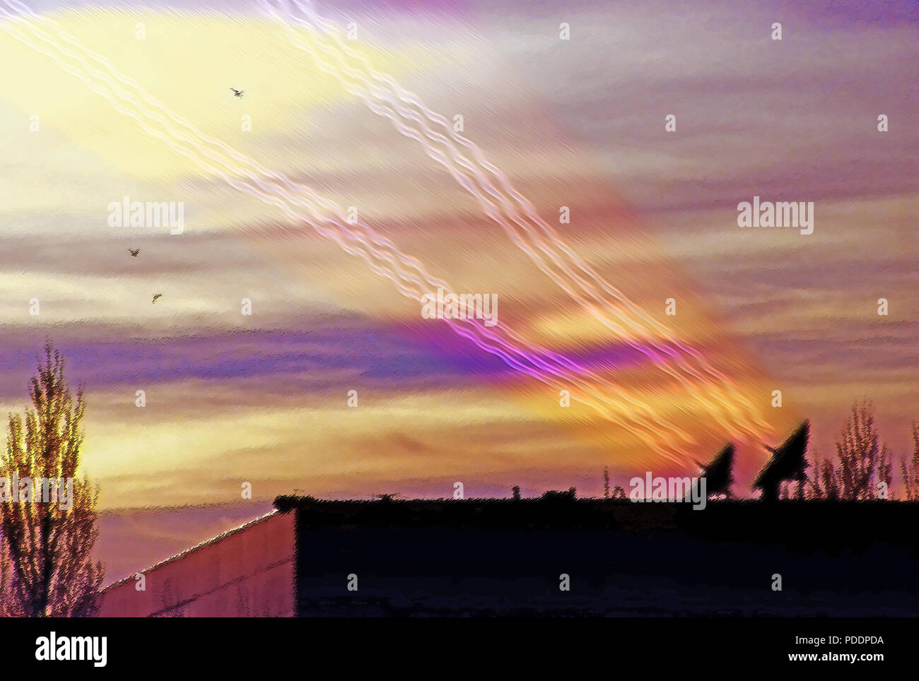 Stagliano parabole satellitari sulla cima di un business all'interno di una regione del nord dello Utah, Stati Uniti d'America business park. Gli uccelli volare attraverso l'aria al tramonto, insieme con il satellite tr Foto Stock