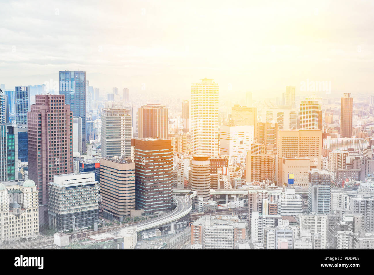 Asia Business concept per il settore immobiliare e costruzione aziendale - panoramico paesaggio urbano moderno edificio bird eye vista aerea sotto sunrise e mattina Foto Stock