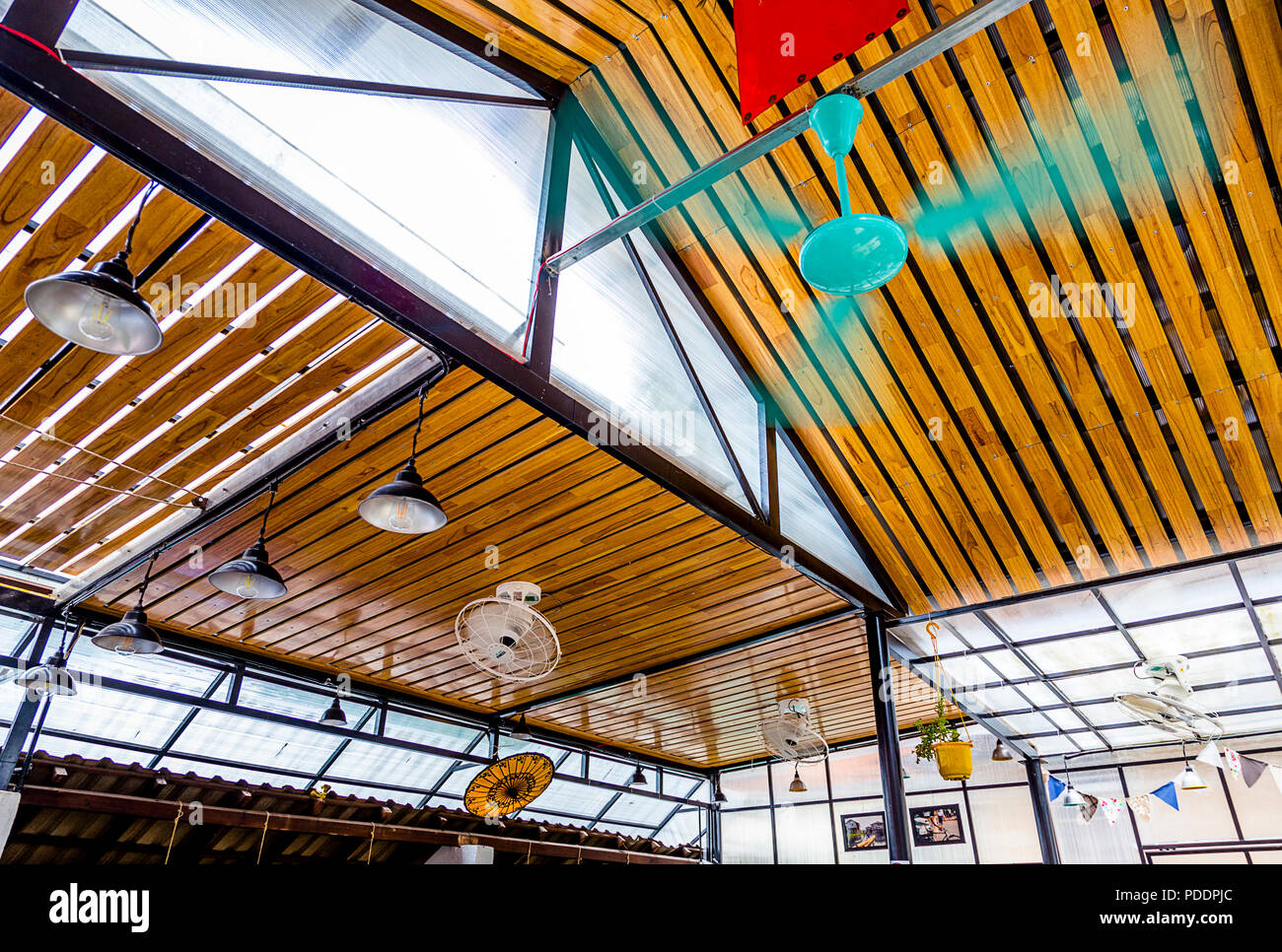 Luglio 2017, il Nook Ristorante, tonalità, VN.,a soffitto. Un assortimento di materiali da costruzione utilizzati per rendere questo architettonico all'aperto, a soffitto Foto Stock