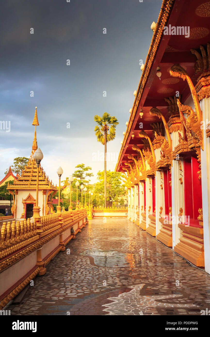 La religione arte della linea di vintage windows. Le finestre del tempio Buddista è a Wat Nong Waeng in Khon Kaen provincia, Thailandia. Foto Stock