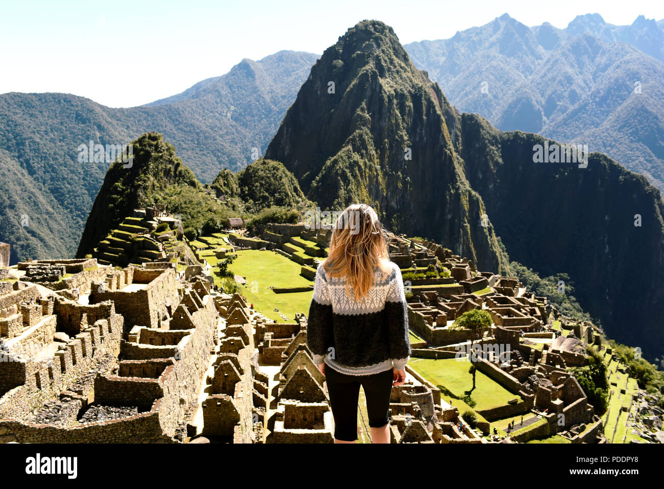 La donna da dietro e si affaccia il complesso archeologico di Machu Picchu. Più popolari mete di viaggio, wanderlust. Regione di Cuzco, Perù. Lug 2018 Foto Stock