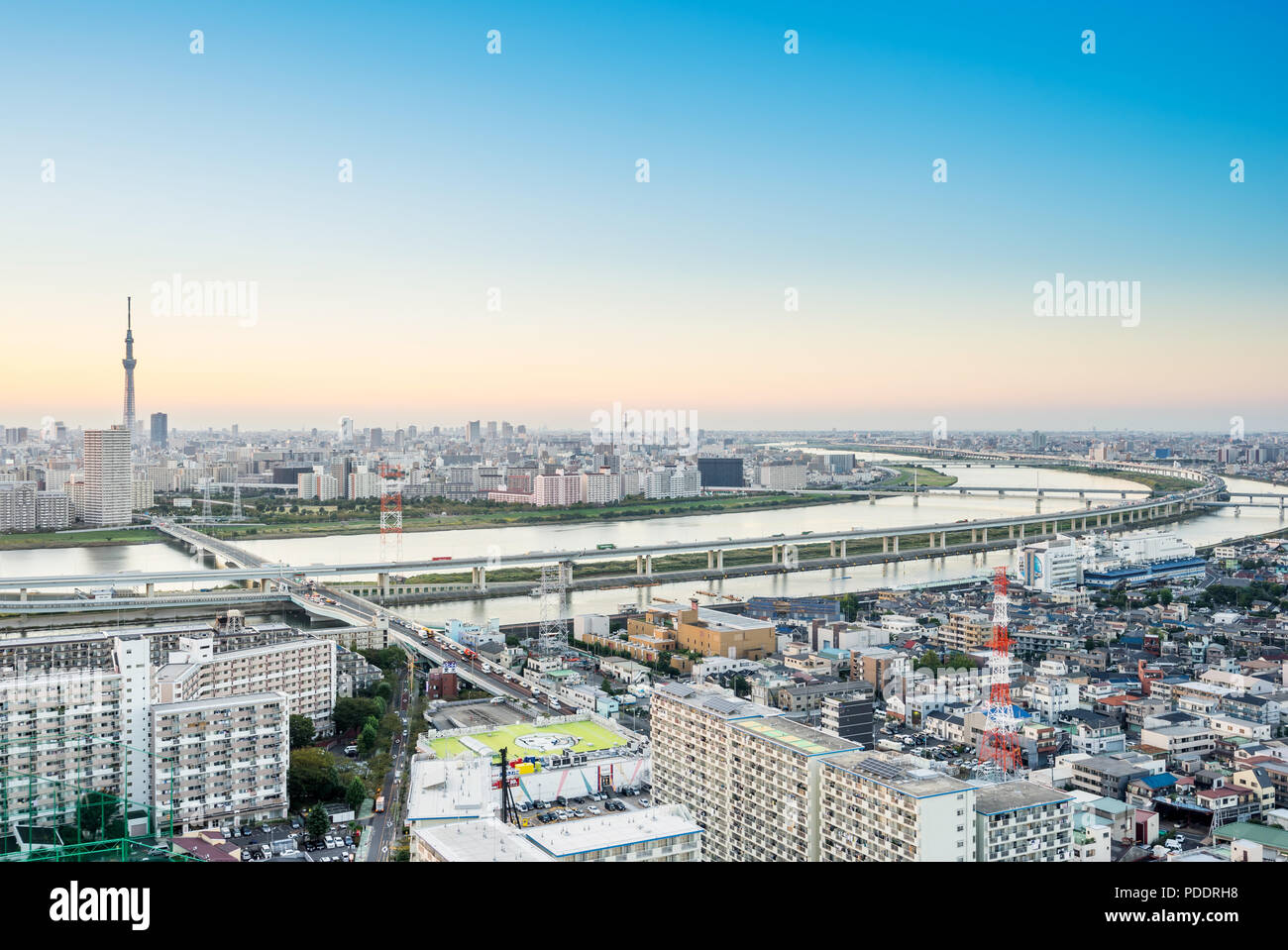 Business e cultura - concetto moderno panoramiche dello skyline della città bird eye vista aerea con tokyo skytree sotto drammatico tramonto illuminano e bella nuvoloso s Foto Stock