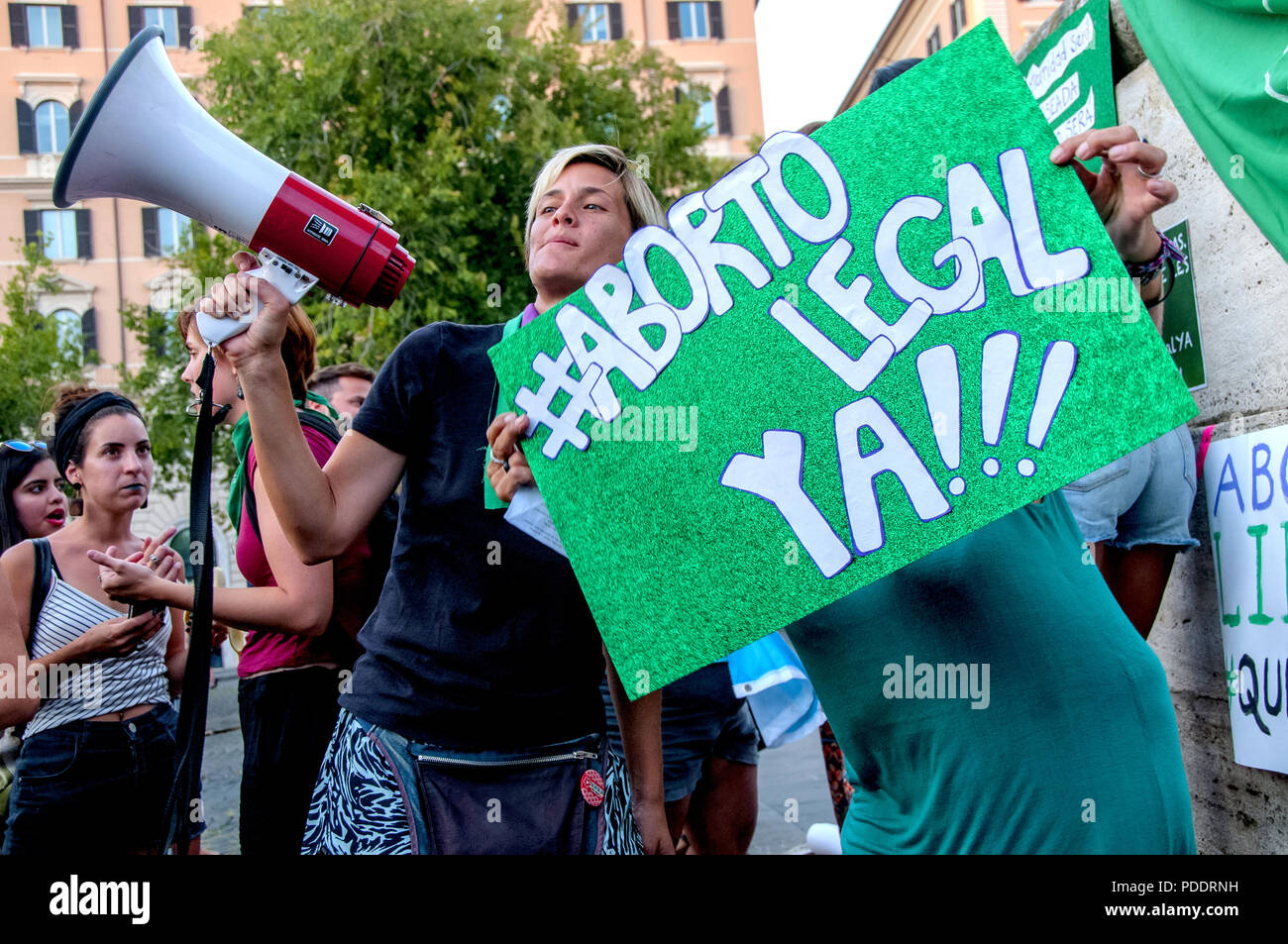 Roma, Italia. 08 Ago, 2018. Dimostrazione di fronte all'ambasciata argentina a Roma a sostegno della lotta per praticare l'aborto legale in Argentina in collaborazione con l'esame del progetto di legge sull'interruzione volontaria di gravidanza in discussione al Senato argentino, approvato settimane fa dalla Camera dei deputati. Credito: Patrizia Cortellessa/Pacific Press/Alamy Live News Foto Stock