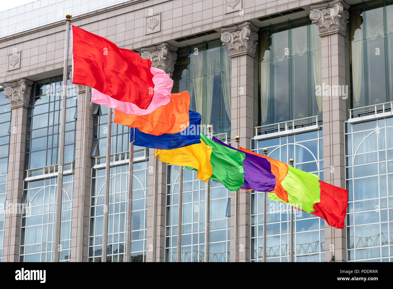 Varie di colore unico bandiere da una fila di pali di bandiera a Shanghai in Cina Foto Stock