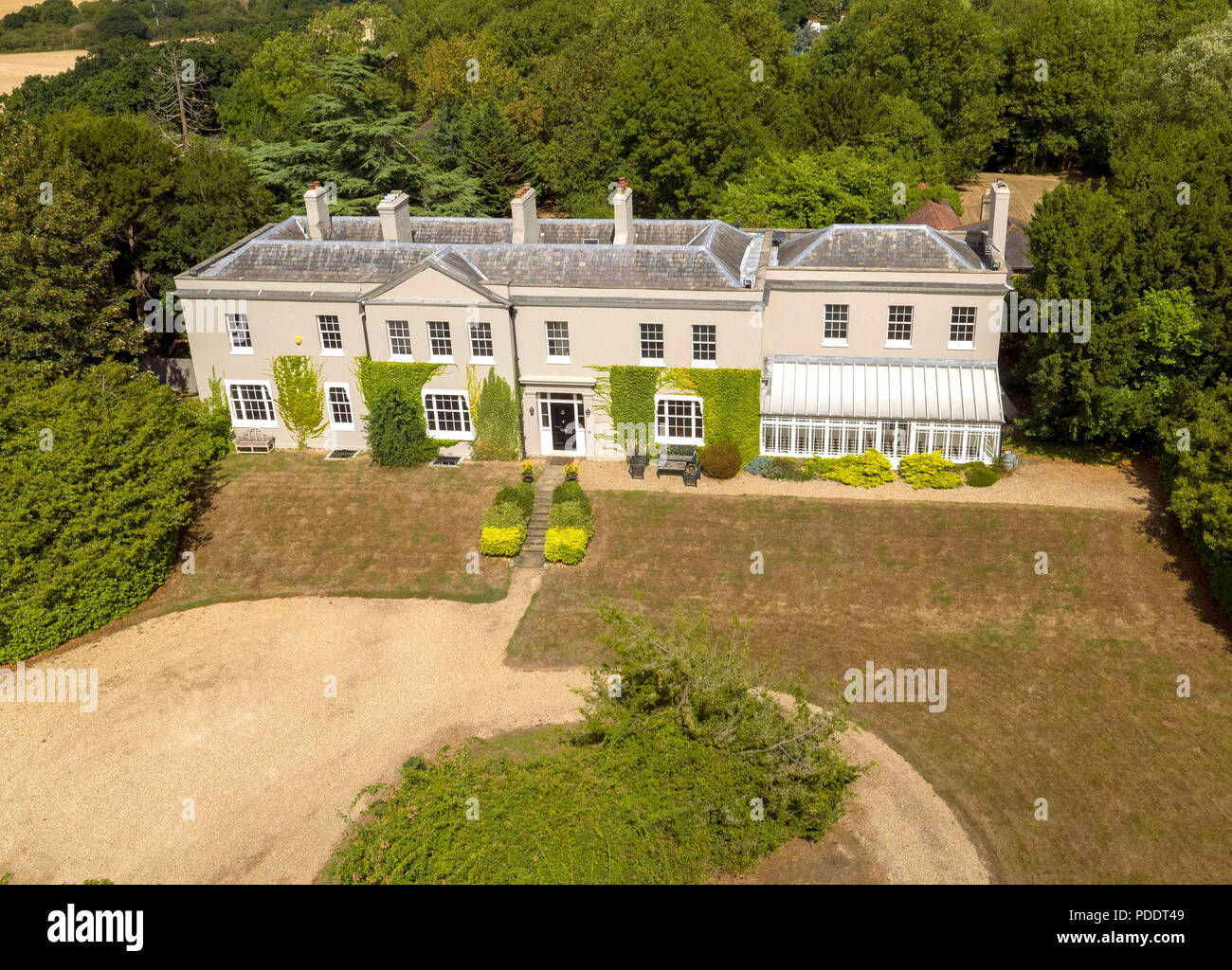 Una veduta aerea di ballerini Hill House vicino a Barnet, a nord di Londra che vale la pena di &pound;6milioni sono stati svenduti a una lotteria. Le sei camere da letto casa che include un lago, una sala cinema, una cantina di vini e di una modernissima cucina può essere vinta da acquistare a un &pound;13,50 biglietto di lotteria. Foto Stock