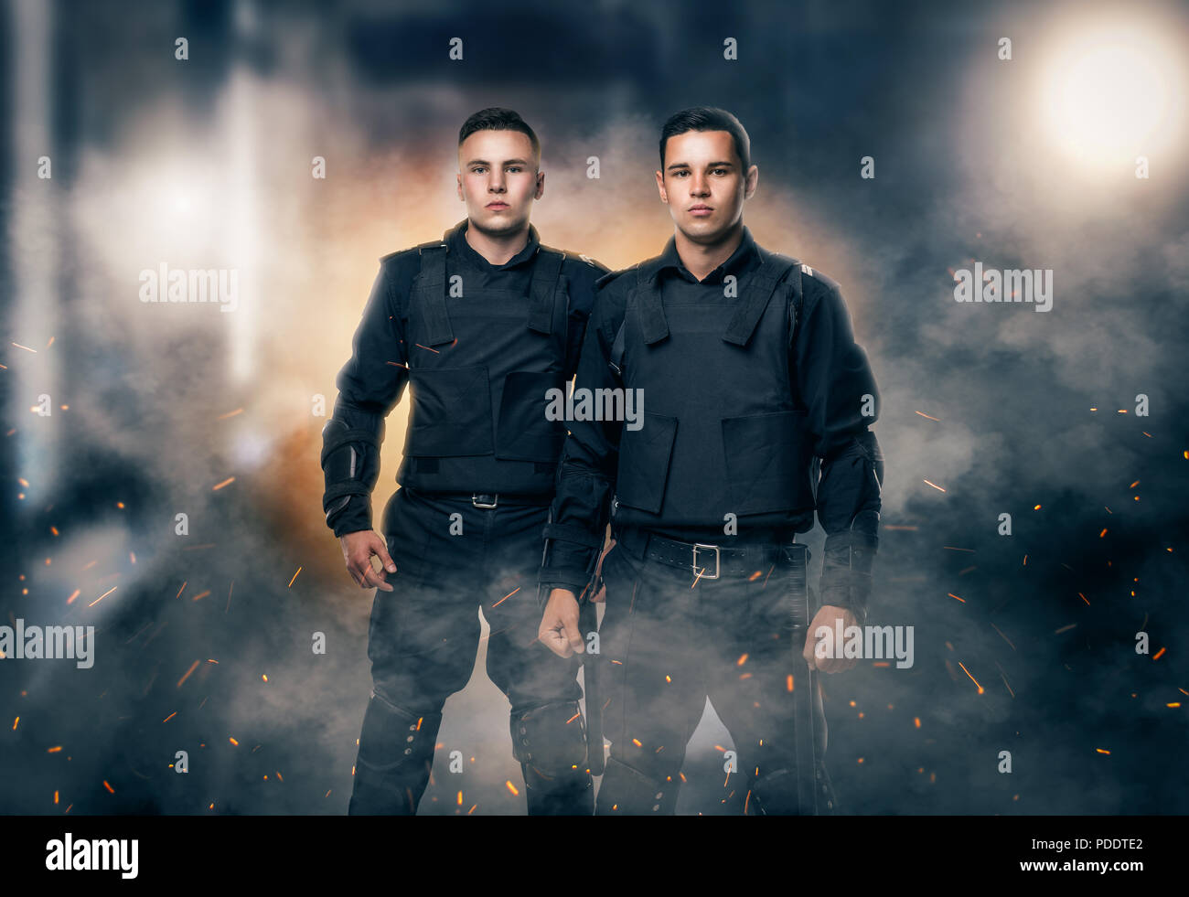 I poliziotti in nero uniforme e armatura per il corpo Foto Stock