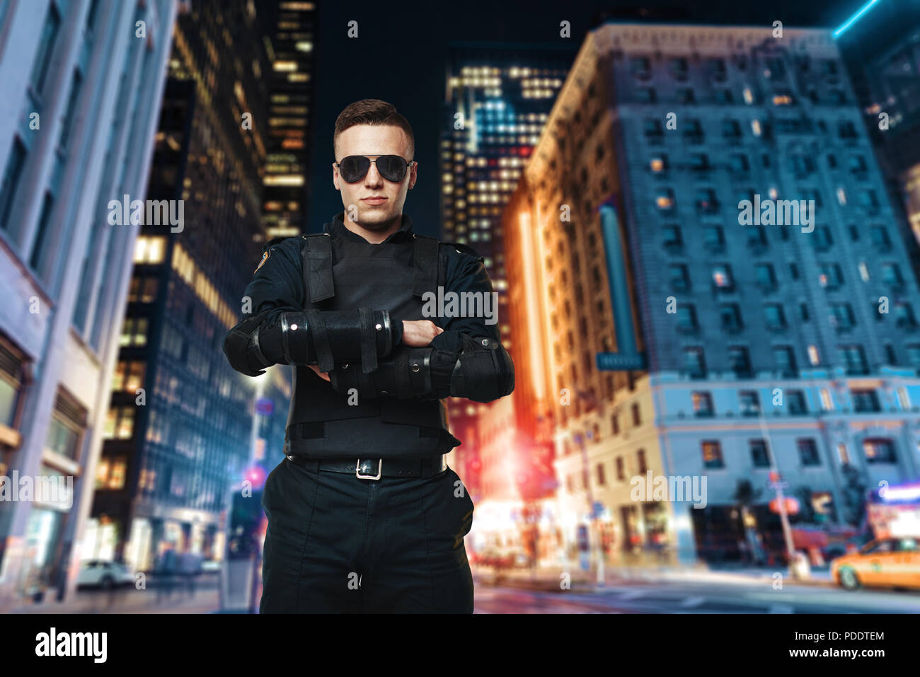 Funzionario di polizia in occhiali da sole, città di notte Foto stock -  Alamy