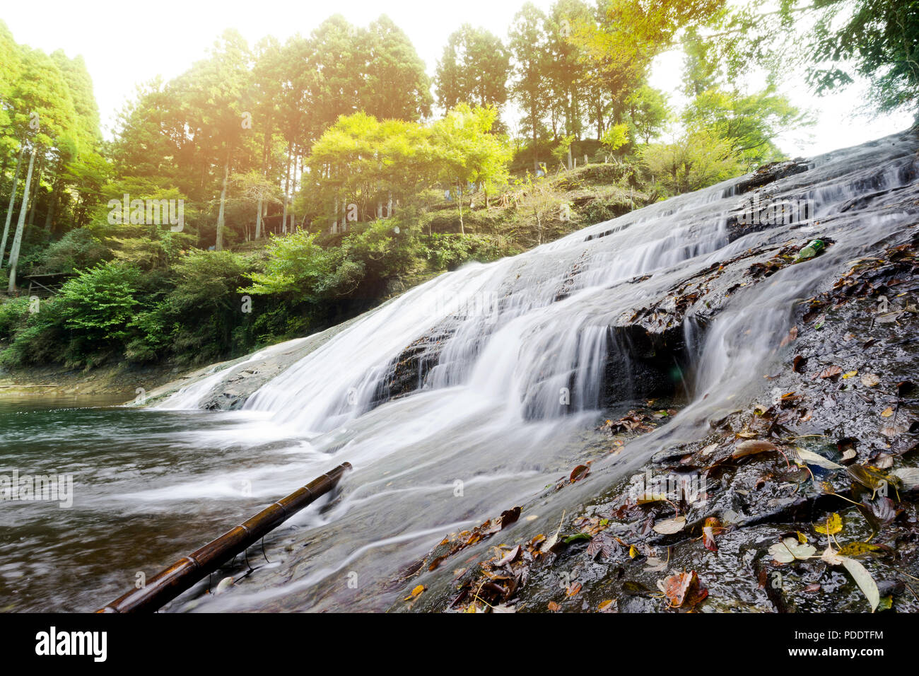 In Giappone il concetto di viaggio - bella yoro keikoku della valle delle cascate sotto drammatico sun glow e il mattino cielo blu nella prefettura di Chiba, Giappone Foto Stock