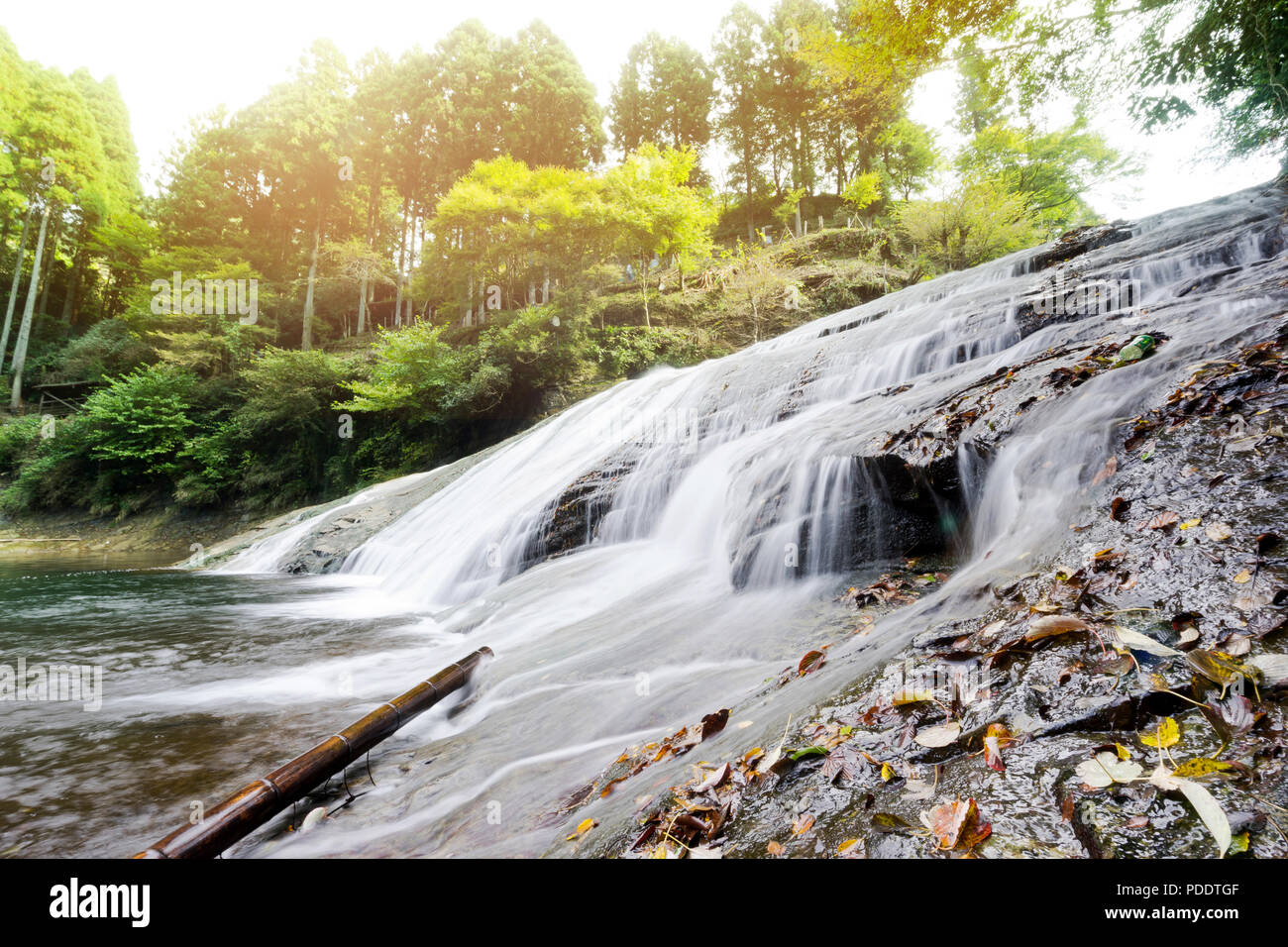 In Giappone il concetto di viaggio - bella yoro keikoku della valle delle cascate sotto drammatico sun glow e il mattino cielo blu nella prefettura di Chiba, Giappone Foto Stock