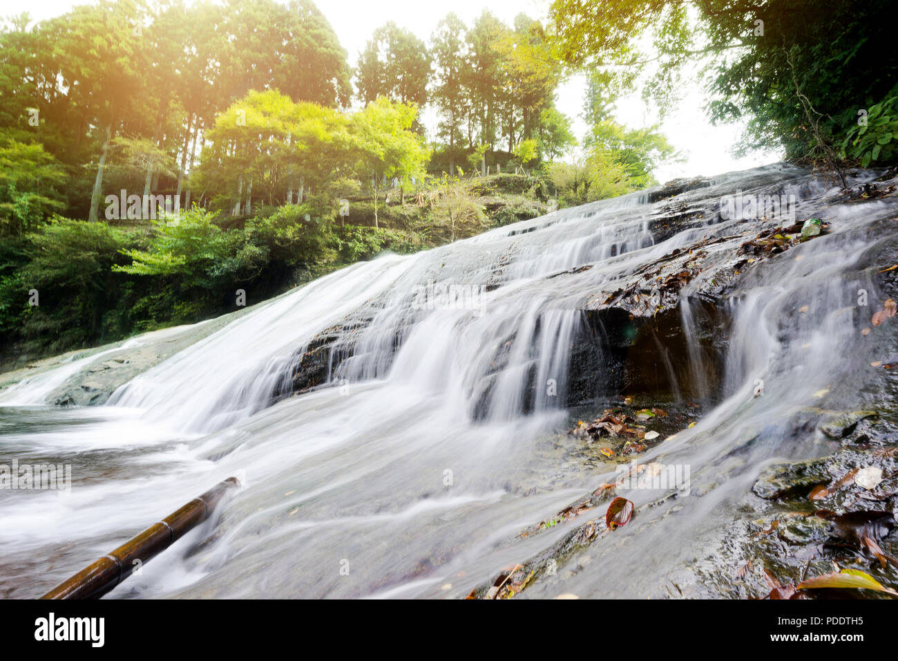 In Giappone il concetto di viaggio - bella yoro keikoku della valle delle cascate sotto drammatico sun glow e il mattino cielo blu nella prefettura di Chiba, Giappone Foto Stock
