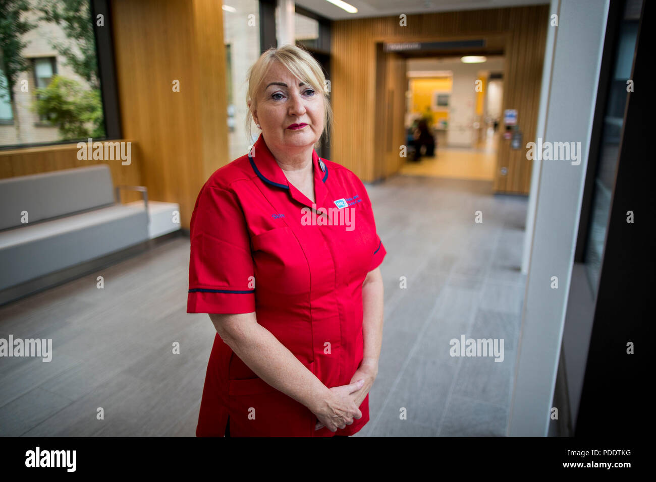 Sorella Joann McCullagh all'ospedale Omagh, infermiera che ha curato le vittime del bombardamento di Omagh presso l'ospedale della contea di Tyrone nel 1998. La sorella ha ricordato quel giorno come la 'più ardita' della sua vita. Foto Stock