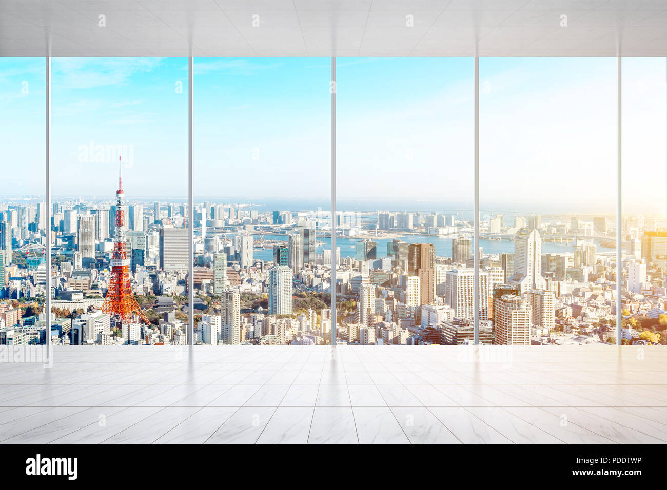 Business e design concept - svuotare il pavimento di marmo e finestra con vista panoramica paesaggio urbano moderno edificio bird eye vista aerea di Tokyo, Giappone, per display Foto Stock