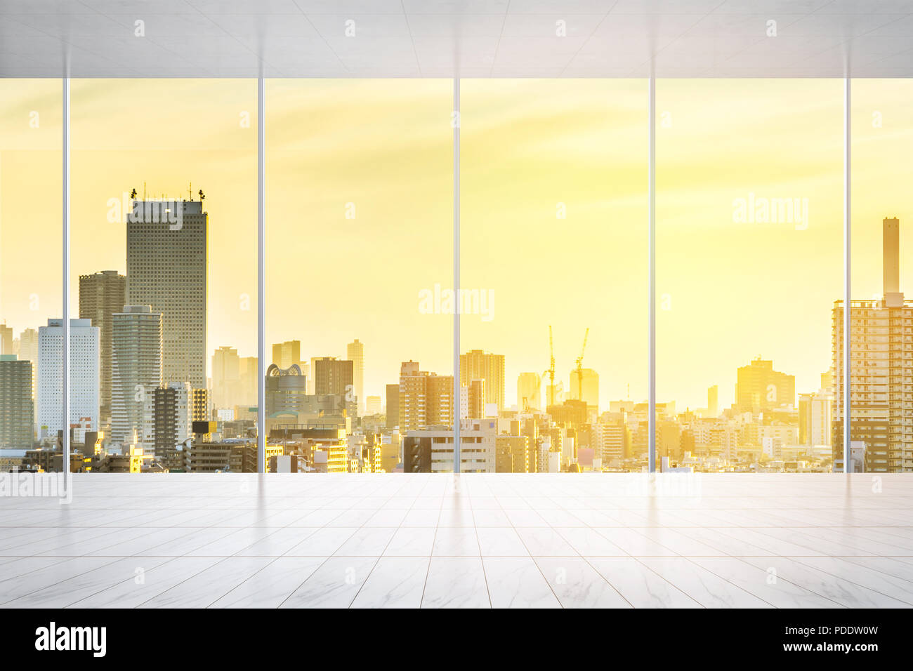 Business e design concept - svuotare il pavimento di marmo e finestra con vista panoramica paesaggio urbano moderno edificio bird eye vista aerea di Tokyo, Giappone, per display Foto Stock