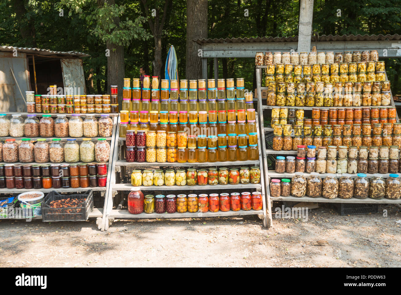 Acquisto di cibo locale su una strada, Ucraina Foto Stock
