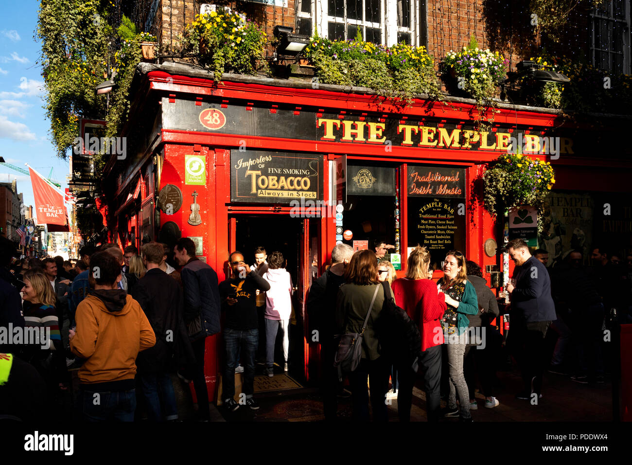La folla di turisti nella zona di Temple Bar di Dublino Foto Stock