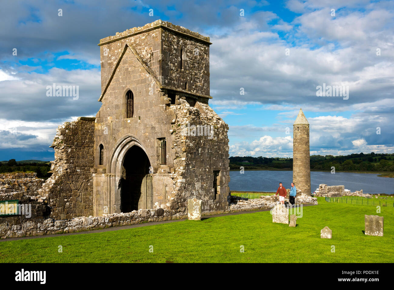 Le rovine di una monastica Devenish a isola Foto Stock Le rovine di una monastica Devenish a isola Foto Stock