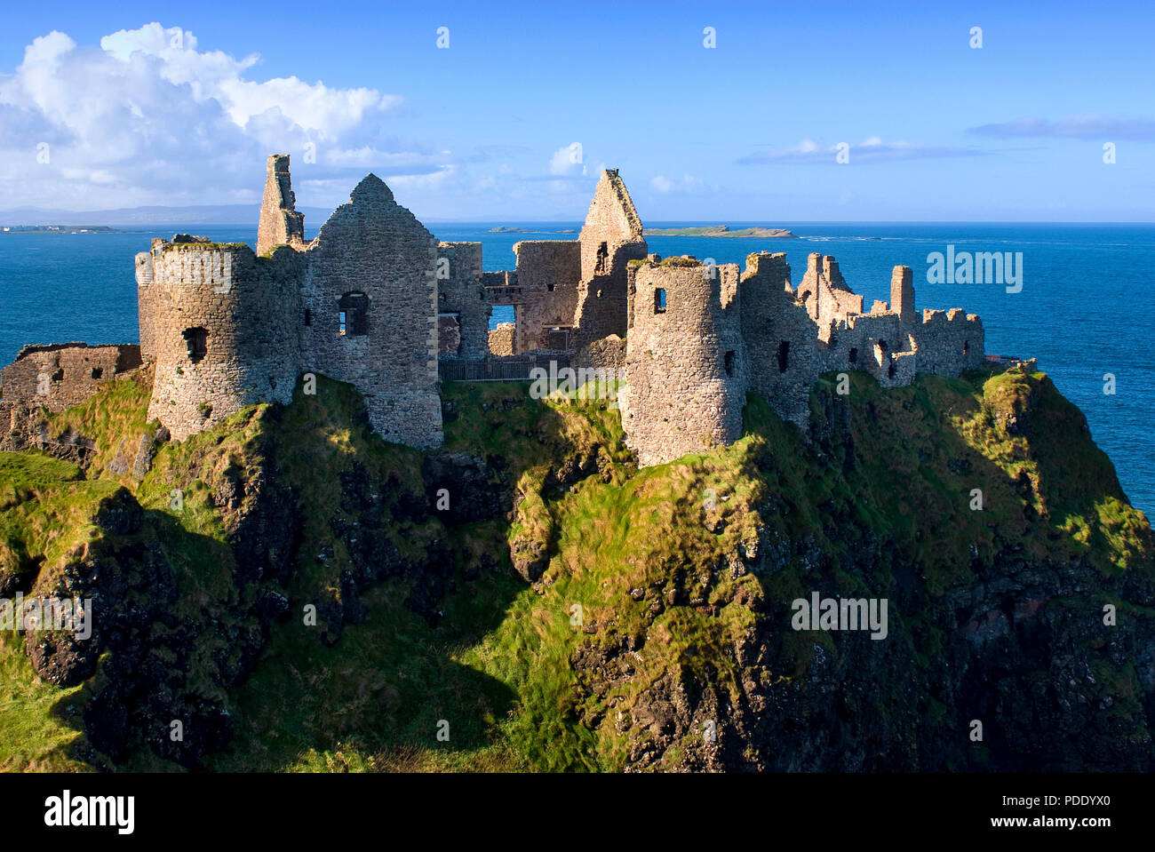 Rovine di Dunluce Castle sulla costa irlandese Foto Stock