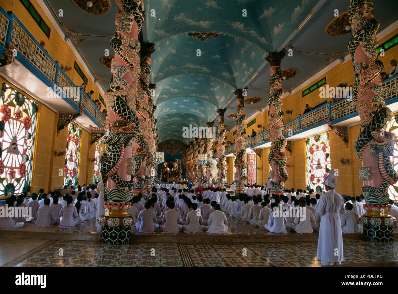 Sessione di preghiera al Gran Tempio Cao Dai, Long Hoa, a Tay Ninh vicino a Ho Chi Minh City in Vietnam per solo uso editoriale Foto Stock