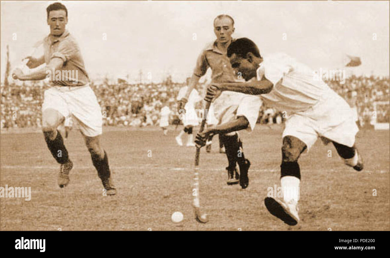 112 Dhyan Chand con la sfera contro la Francia nel 1936 Olympic semifinali Foto Stock