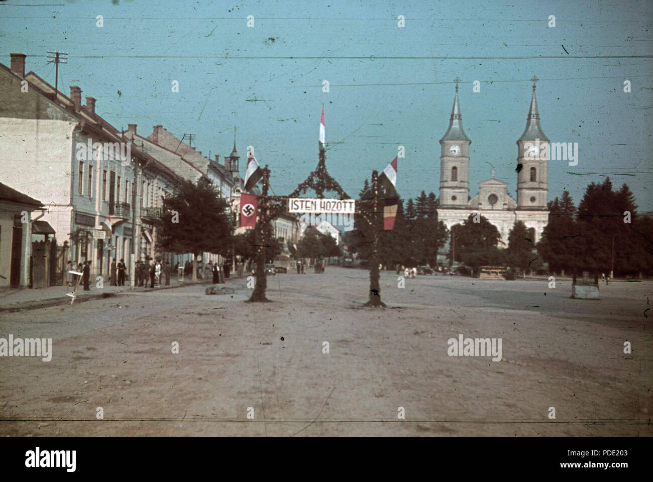 112 Diadalkapu un város főterén un magyar csapatok bevonulása idején. Jobbra un görög katolikus (ma ortodossi templom). Fortepan 92559 Foto Stock