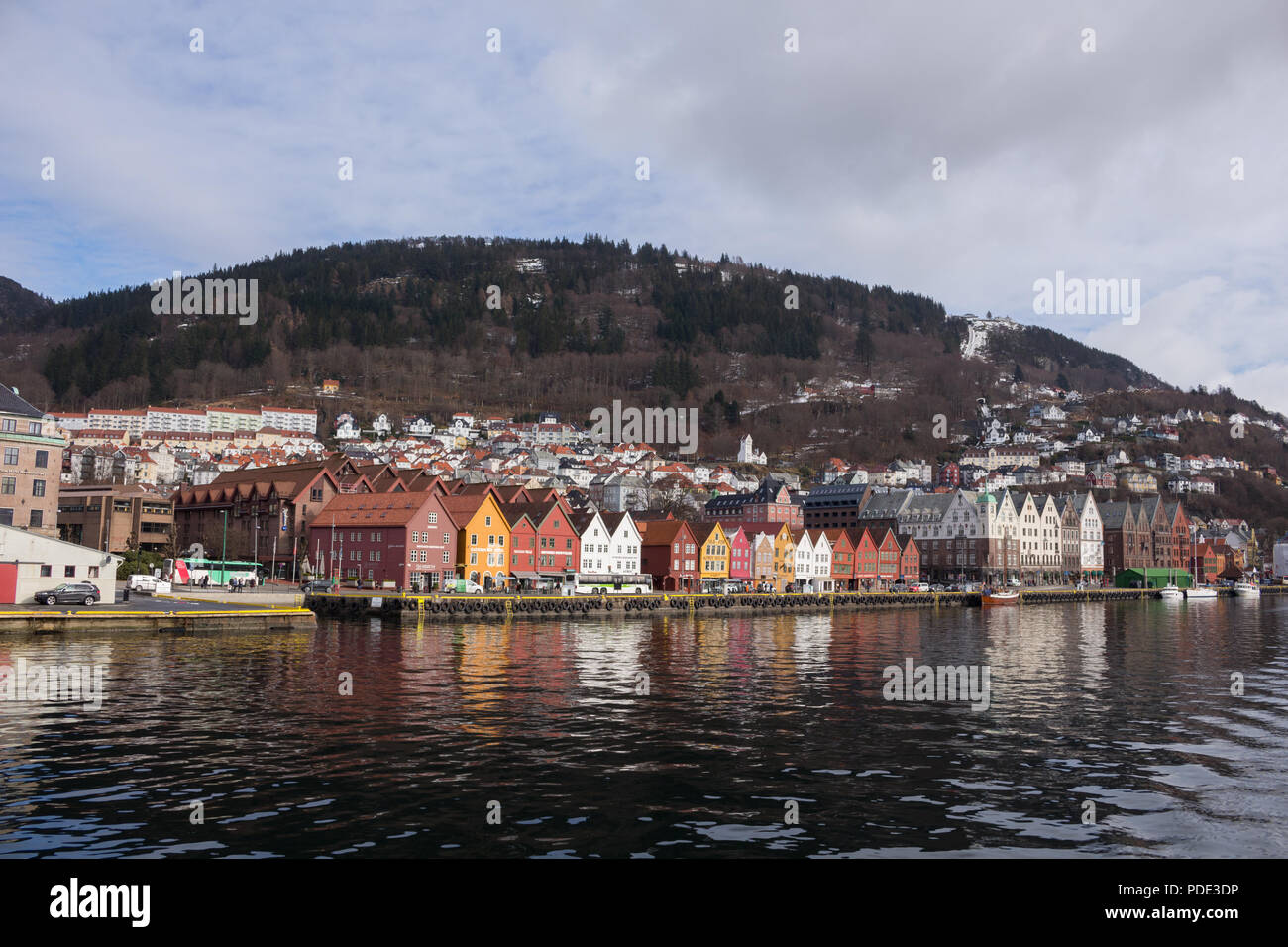 Bryggen, Bergen, Norvegia presi da una barca nel porto di mattina. Foto Stock