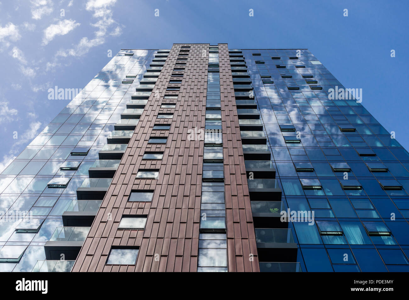 Veduta astratta della MoresbyTower - un alto edificio residenziale a 24 piani che offre alloggi di lusso a Southampton, Hampshire, Inghilterra, Regno Unito Foto Stock